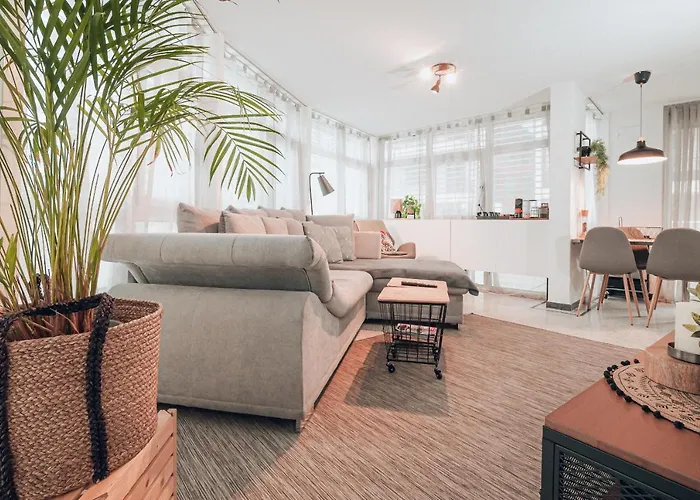 Central Apartment - Culture & Nightlife In One